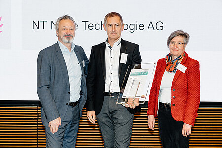 Martin Kühn, NT Neue Technologie AG und Vorstandsvorsitzender der Stiftung Bildung für Thüringen, erhält den SCHULEWIRTSCHAFT-Preis im Bundeswirtschaftsministerium in Berlin überreicht. (Foto: ©SCHULEWIRTSCHAFT Deutschland/Valentin Paster) Martin Kühn, NT Neue Technologie AG und Vorstandsvorsitzender der Stiftung Bildung für Thüringen, erhält den SCHULEWIRTSCHAFT-Preis im Bundeswirtschaftsministerium in Berlin überreicht. (Foto: ©SCHULEWIRTSCHAFT Deutschland/Valentin Paster)